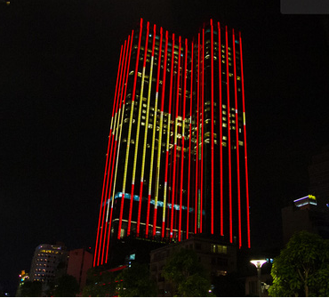 Đèn led biểu tượng Quốc kì lấp lánh trên tòa nhà Times Square ở Sài Gòn